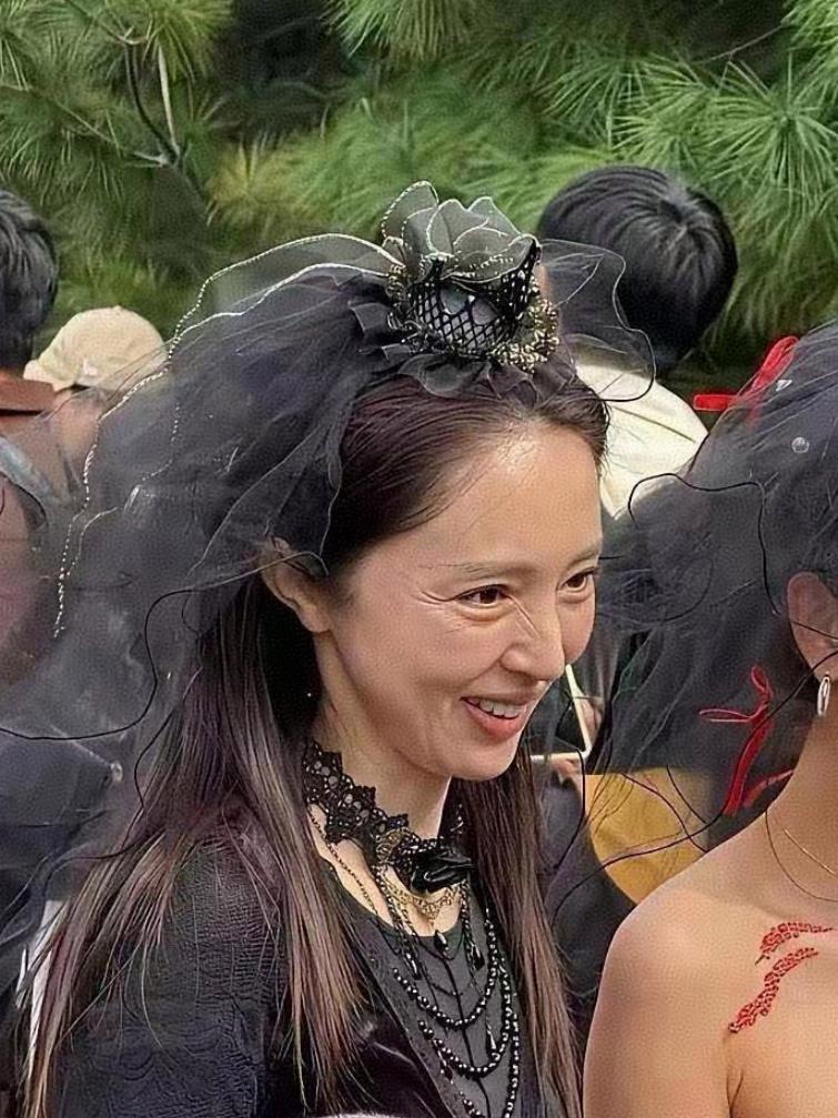 董璇和佟丽娅这组素颜照一出来，我反而更信她俩是真姐妹。她俩挺像——董璇离了婚带娃