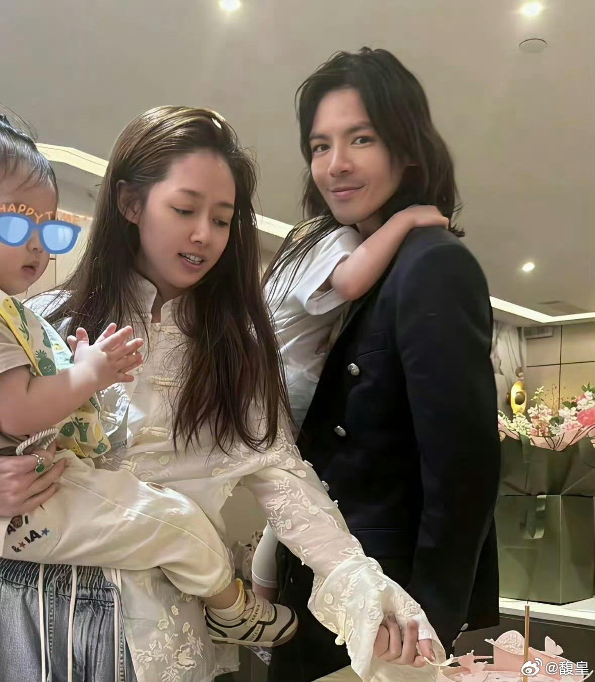 向佐只顾着p自己却忘了他老婆郭碧婷硬生生被拉成外星人了