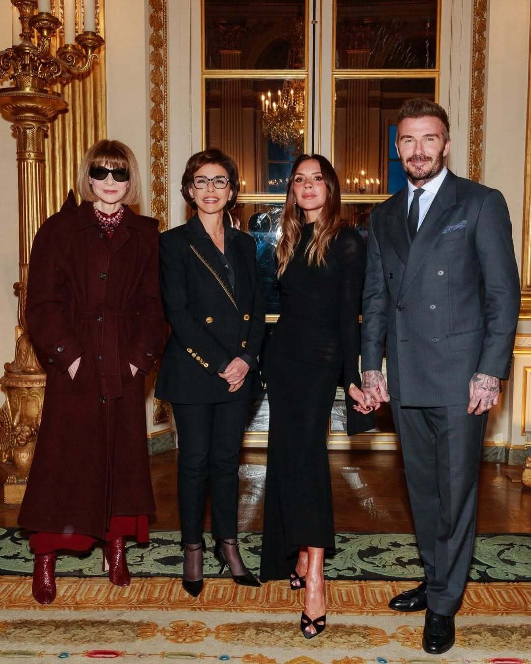 贝克汉姆家族亮相巴黎时装周经历大儿子布鲁克林控诉后贝克汉姆家族首度现身，亮相巴黎