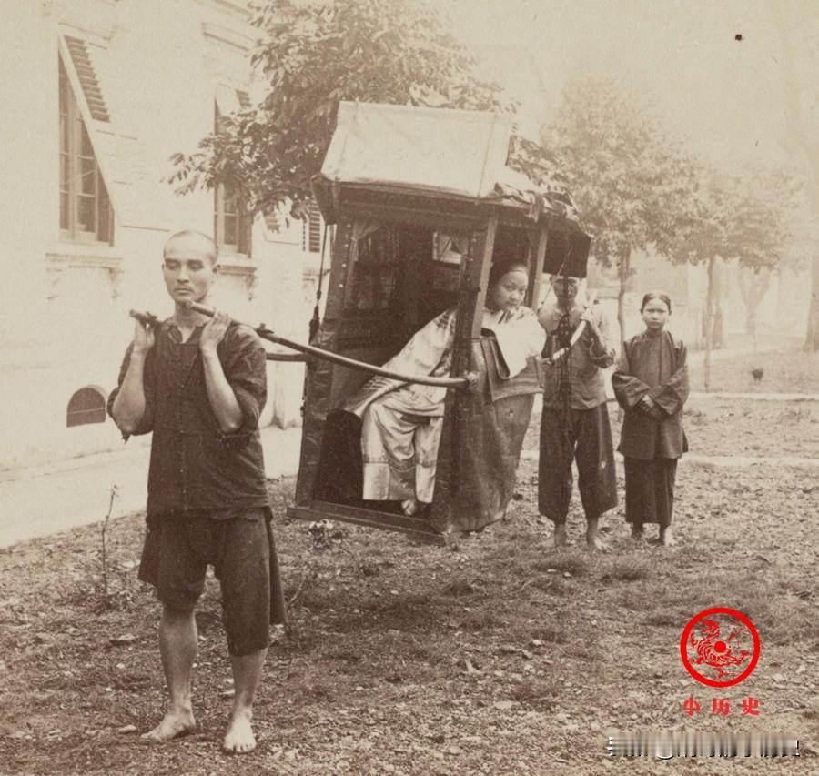 【晚清老照片：千金大小姐坐轿出门，丫鬟赤脚跟随】图为1900年，广州，一个富贵人