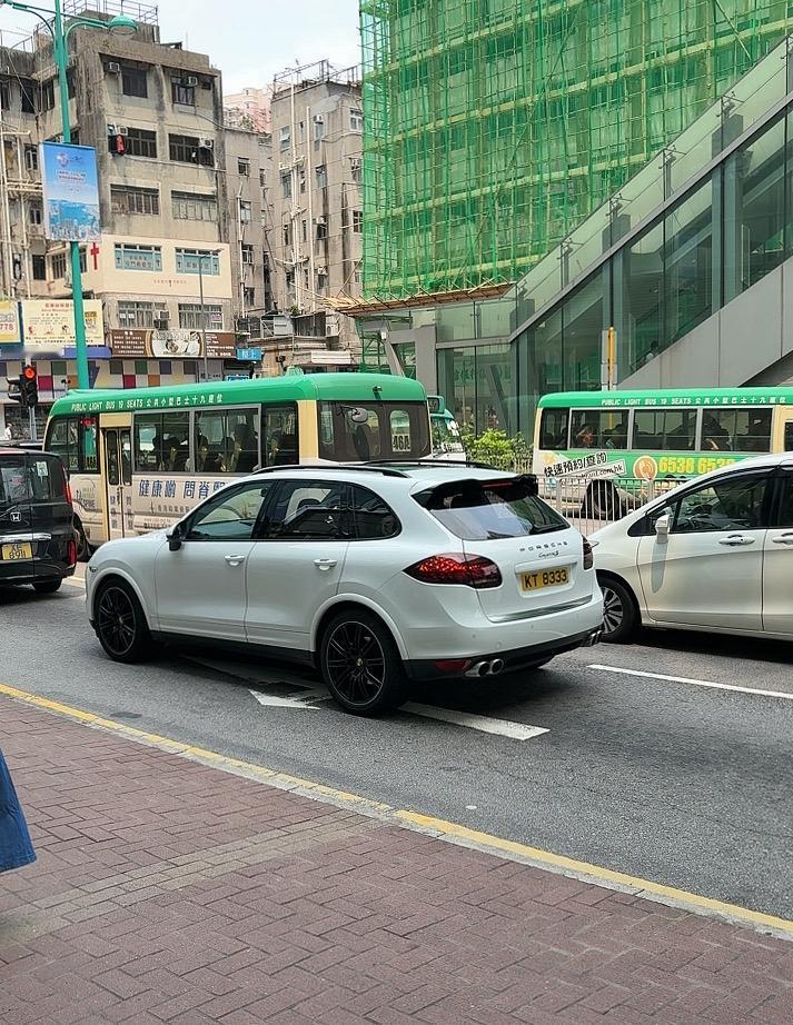 在香港的街头，你可以发现一个现象，就是汽车看起来都非常的干净，玻璃都非常的亮