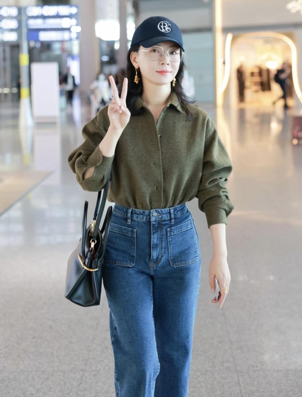 陈数街拍，这一套超减龄呀！军绿色磨毛衬衫搭配高腰阔腿牛仔裤，松弛感拉满，瞬间化