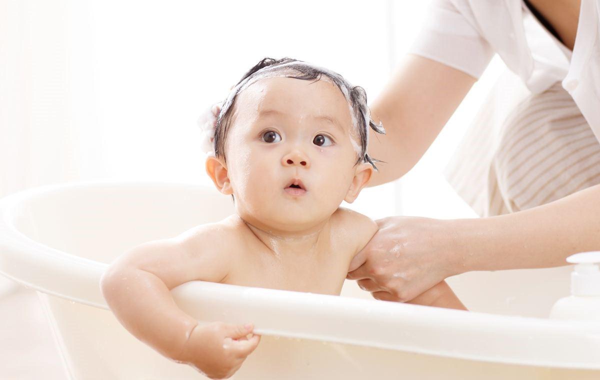 宝宝洗澡耳朵进水了怎么办? 教你3招来帮忙, 新手爸妈来看下