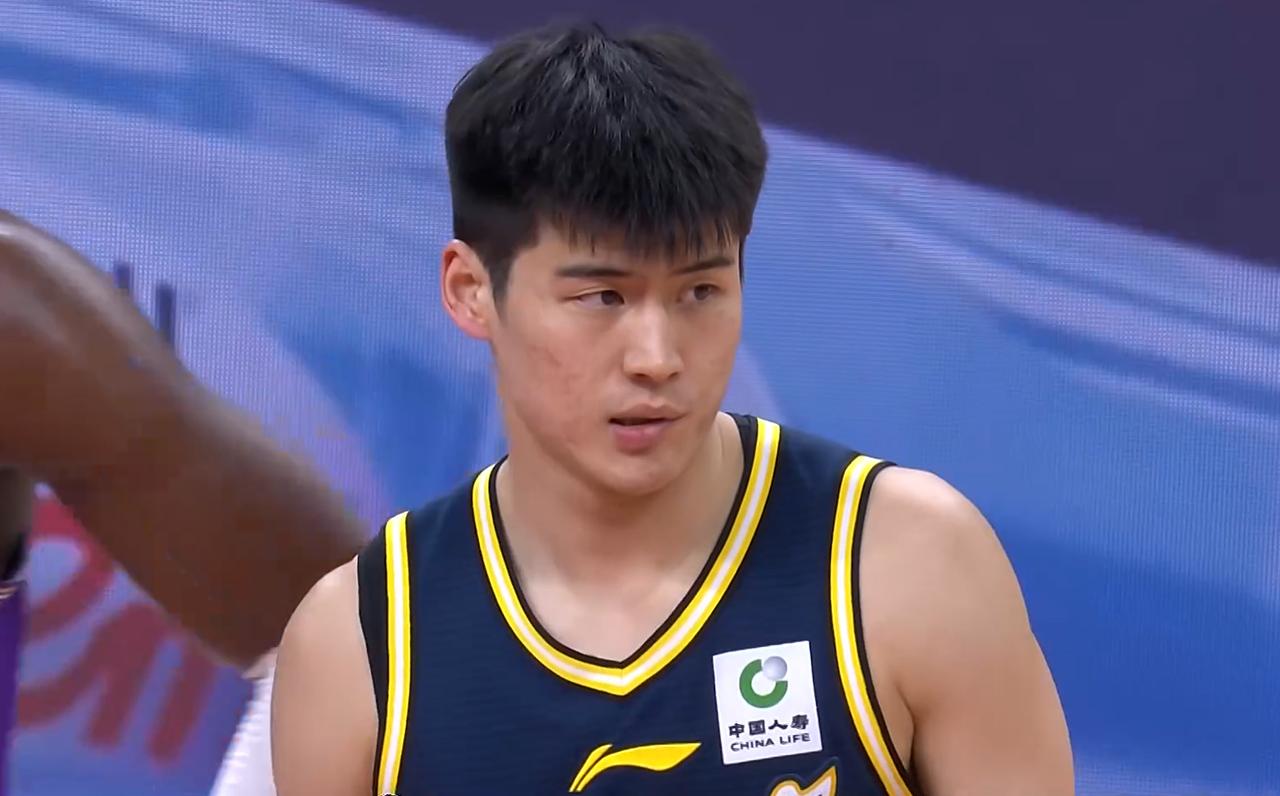 不得不说！杜锋对陈家政的要求，真的是太苛刻了CBA常规赛第25轮，迎来了一场焦