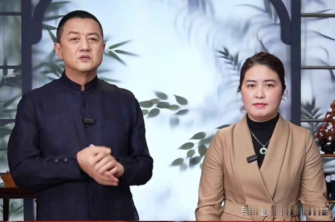 李亚鹏直播间女人发抖，真假我都认栽，全程在那搓衣角，说话磕磕巴巴，眼睛盯着后