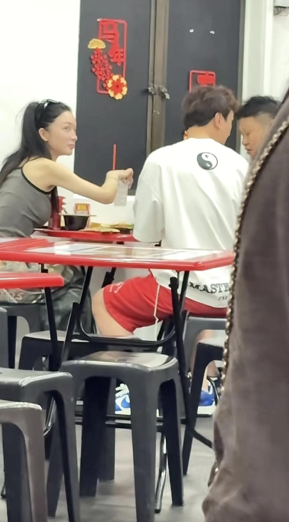 王思聪新加坡喝粥，品味可真差，身边女伴不好看，并且喝平价可乐!近日，有网友晒