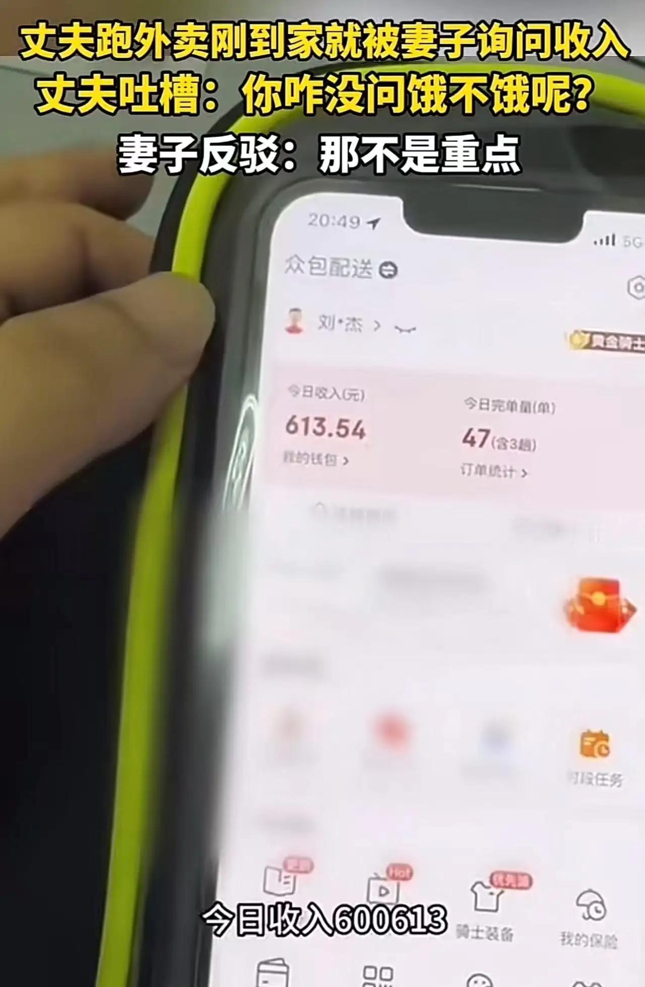 “这女的在家该有多横啊！”因为挪车纠纷，女司机下来就扇了男子两个大逼兜，把男子都