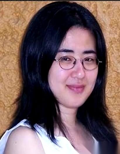 13岁进北大。28岁，嫁给了53岁的哈佛导师。然后，改了美国国籍。这三个标