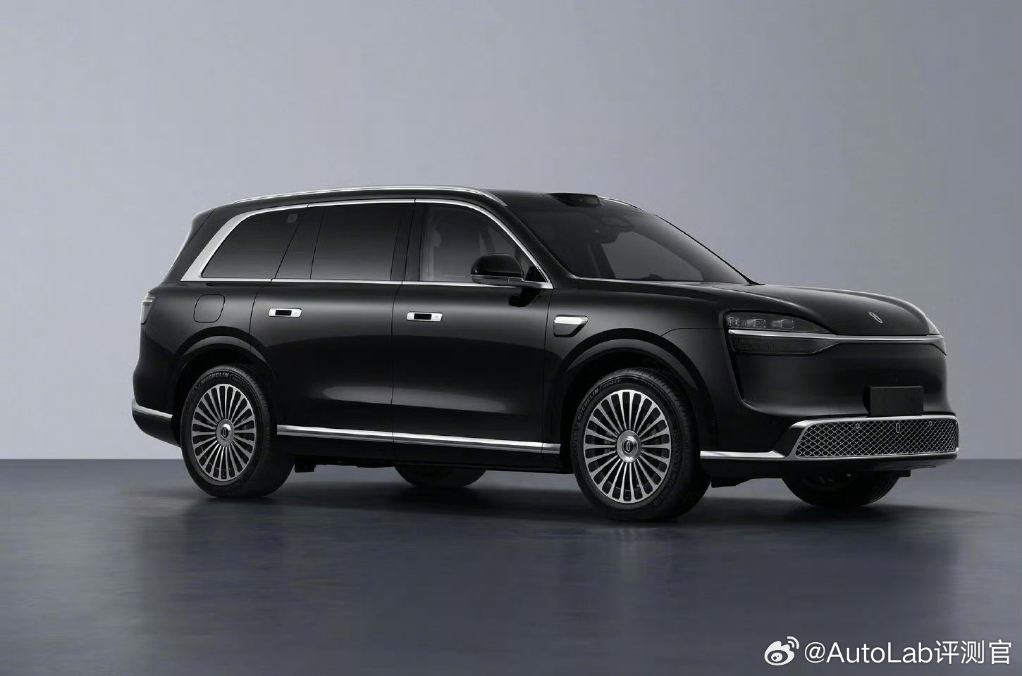 新款问界M9来了，外观的细节做了大量的修改，进气口变得更大，并且加了很多镀铬元素