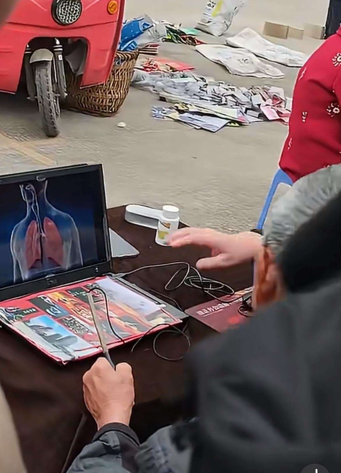 江湖游医也搭上了AI，把农村集市的老头老太忽悠的一愣一愣。用动画做的人体器官动画