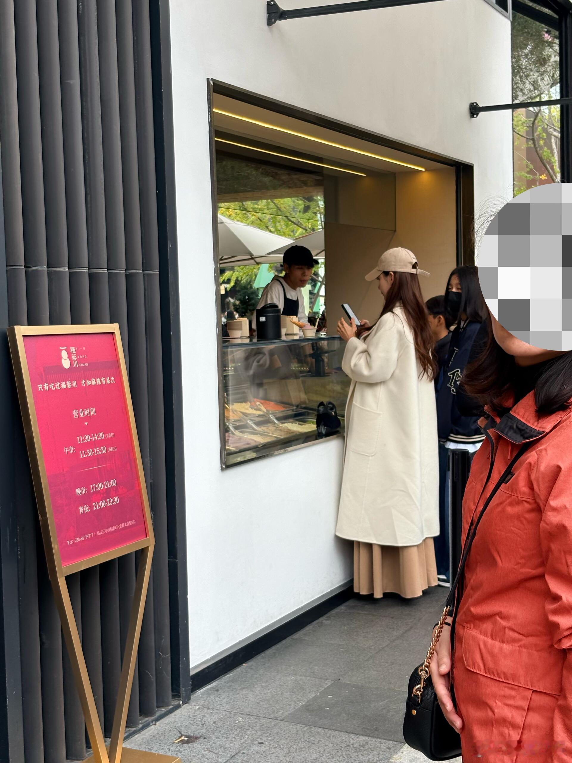 马筱梅带两个孩子成都逛街马筱梅带两个孩子逛街真不错，玩得开心​​​