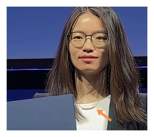 王虹佩戴“卡地亚”项链。