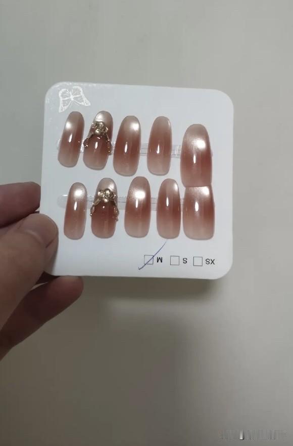 我嫂子真是绝了！她二胎还不到一岁，孩子还在喝奶粉，她过年就要戴美甲。我哥不让