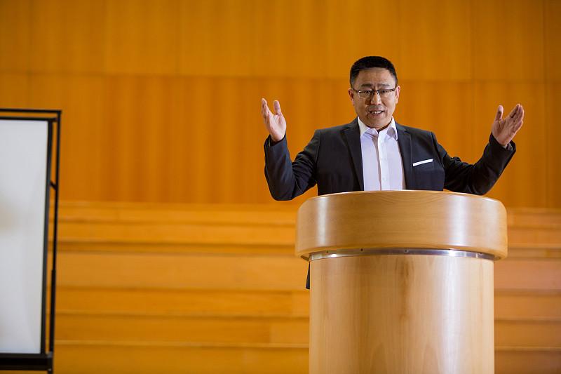 钱学森老先生曾经说过，“一个国家经济落后了，十几年就能追上；倘若社会风气败坏了，