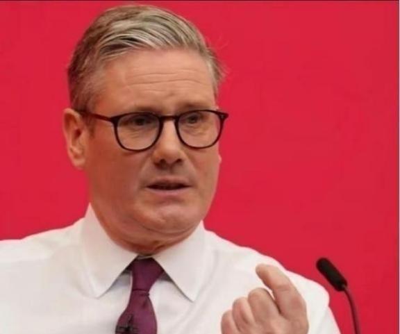 英国首相一句话，直接扔向了全世界。他说，中国，是世界三大强国之一。这话不是私下说