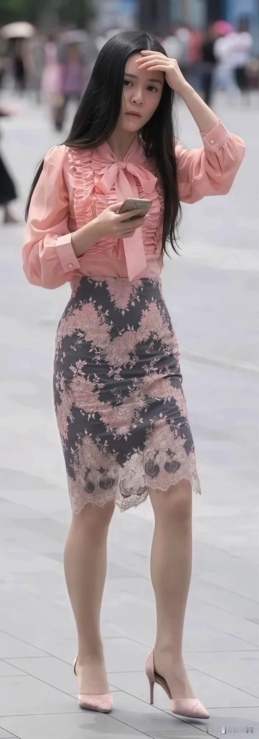 粉色蝴蝶结衬衫，搭灰粉花纹裙，脚踩同色系高跟鞋，这样穿优雅又显气质。