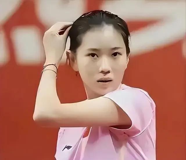 王添艺人美球技也不差！乒超深圳大学与黄石基地一战，比赛进行到第四盘，由深圳大学的