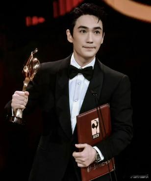 虽然朱一龙现在要颜值有颜值，要演技有演技，要奖项有奖项，要气质有气质，要人气有人