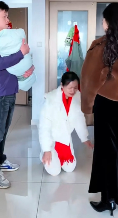 转身即是痛，女儿这一跪，从此以后我母亲断绝关系，事因，女儿是外嫁，家庭条件不好，