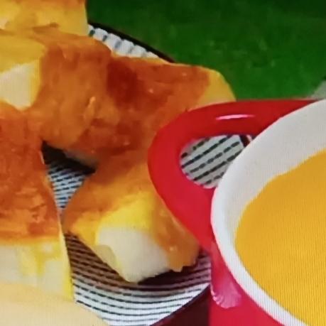 今天分享脆皮馒头和南瓜羹的早餐食谱。先做南瓜羹，挑颜色深的老南瓜，去皮切片，上