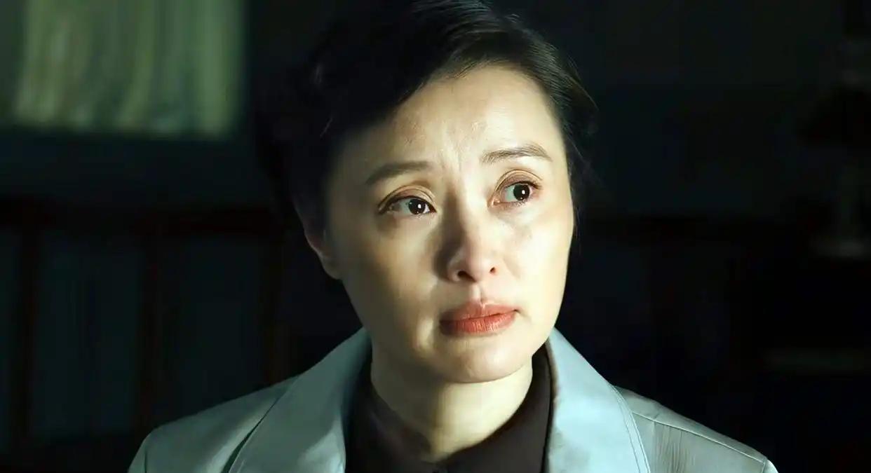 继续追剧《沉默的荣耀》。朱枫(吴越饰演）住在女儿阿菊的家里，方便做地下工作。