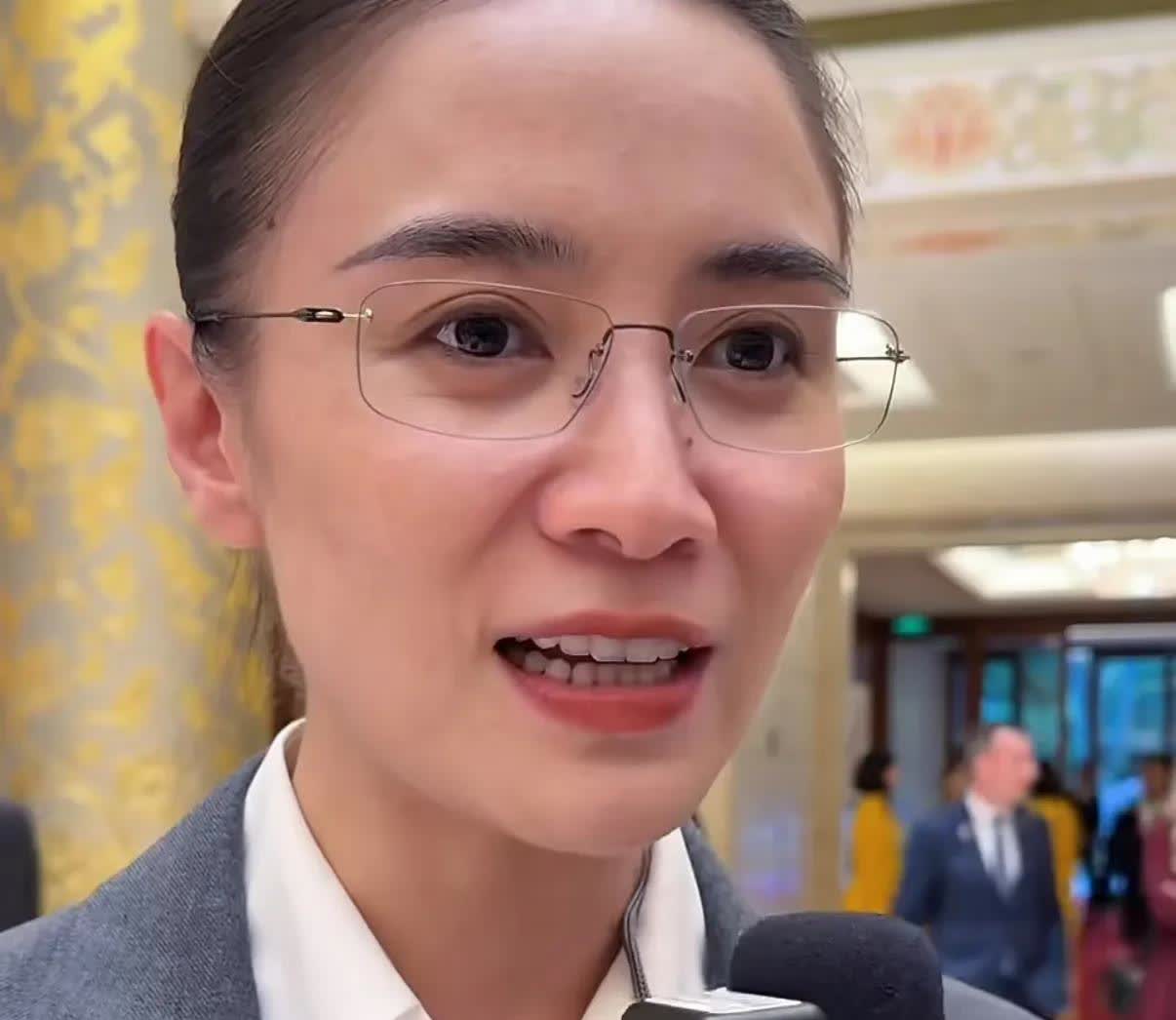 窝趣，宋佳在采访里长这样……？宋佳这妆造好体制内啊！伪素颜妆都这么有气质，好