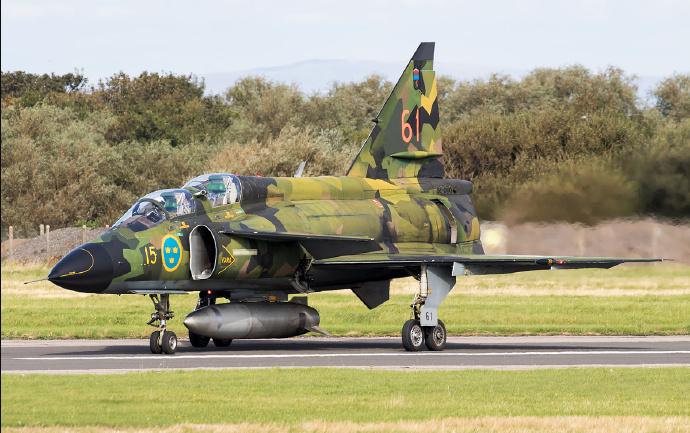 图片展示的是瑞典军工企业开发研制的J-37战斗机，而且是架双座机。从图片来看