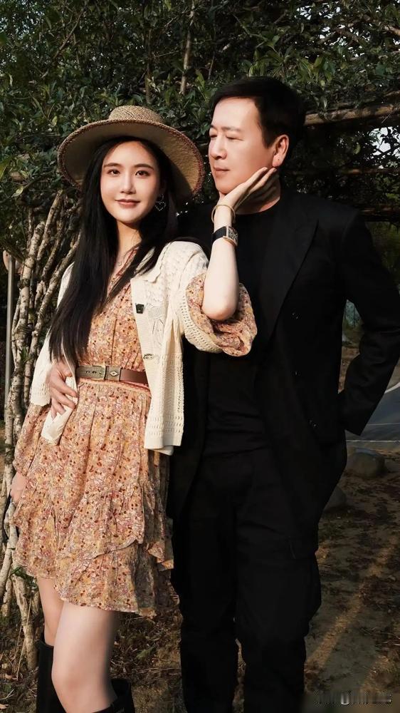 住着豪宅，却连前任留下的一架钢琴都赢不了，你说这叫什么事？网友一提“杨钰莹弹