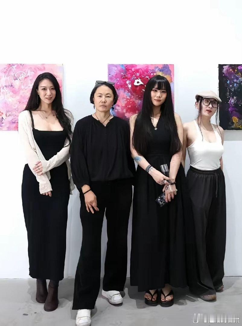 窦唯小女儿窦佳嫄的画展在北京798顺利开幕，母亲高原晒照，配文:圆满[比心]感恩