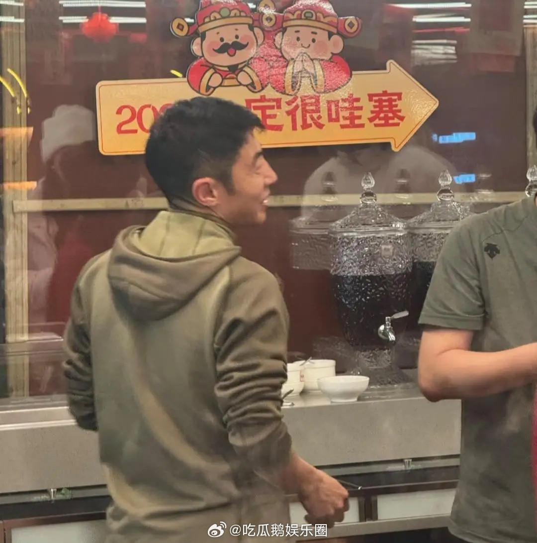 50岁撒贝宁和外籍妻子李白现身河北一家餐馆吃火锅，李白扎着丸子头，皮肤非常白。撒