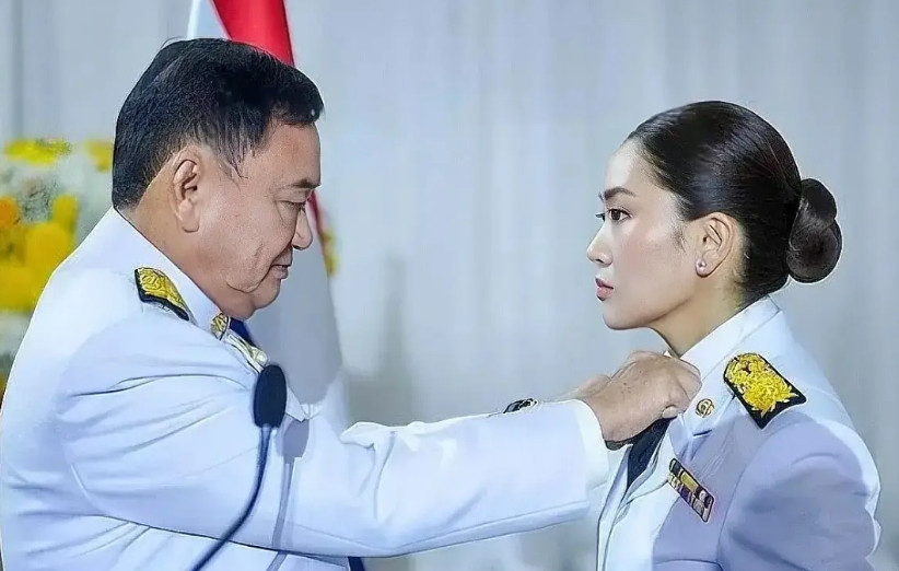 不当官不行啊！佩通坦辞去总理当文化部长，真是操心的命。要说佩通坦这次被弹劾总理