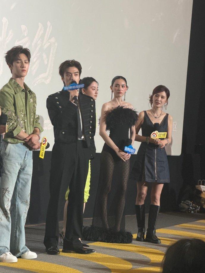 C位给主演张萌站一边看到张萌在合影时默默退到最边上，把C位留给主演们，真的瞬间