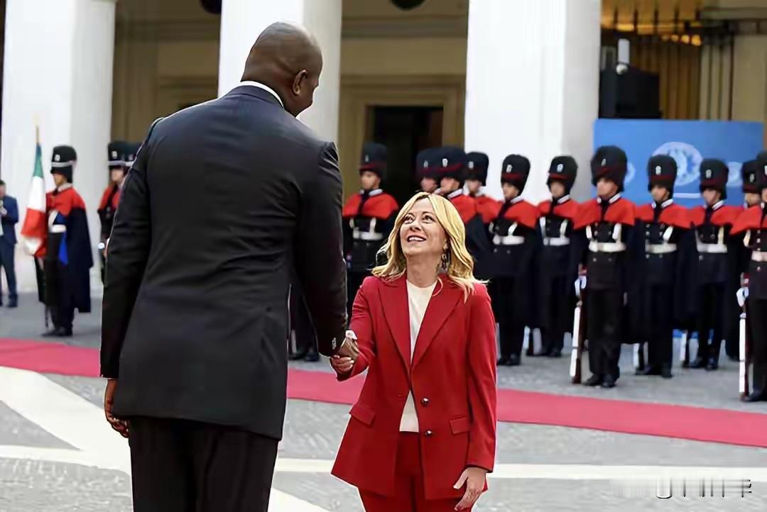 此刻无言胜有语，意大利女总理梅洛尼心里的真实想法是什么？