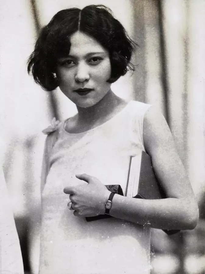 1935年，孙中山之子孙科对“苗王公主”蓝妮一见钟情。此时蓝妮已是三个孩子的妈，