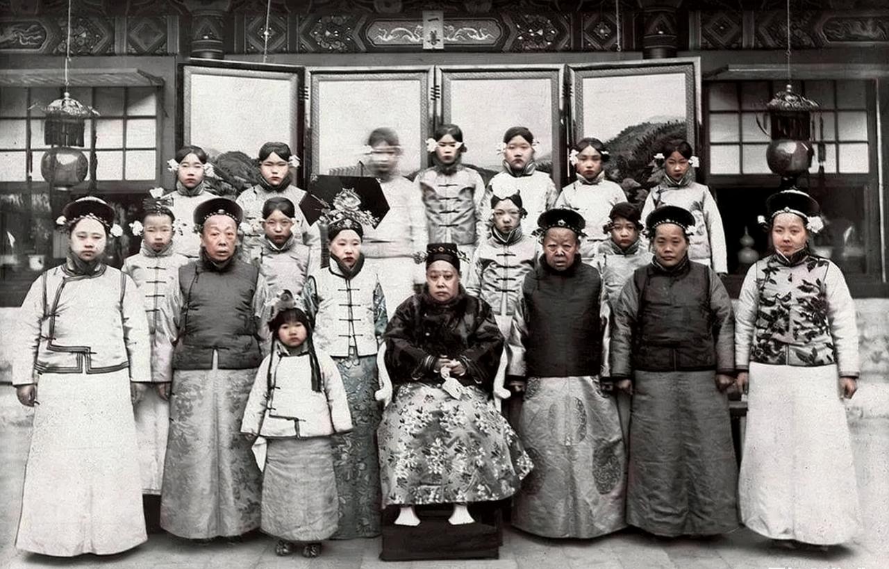 这是一张真实的宫廷合影，拍摄于1922-1924年，坐在中间的是端康皇贵妃，她是