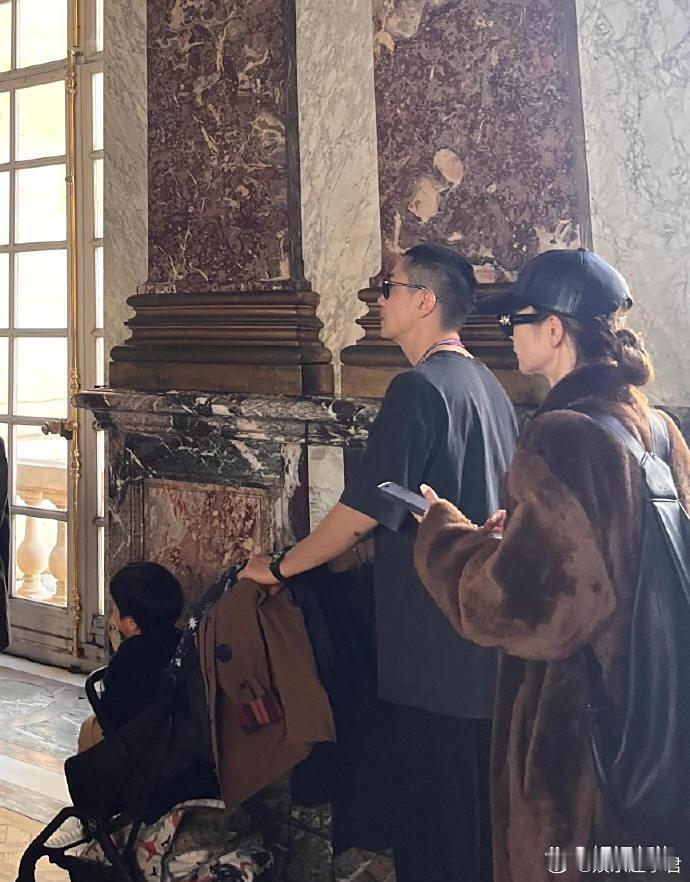 网友偶遇李承铉戚薇带着儿子参观凡尔赛宫，但随行人中没有看到大女儿Lucky。照片