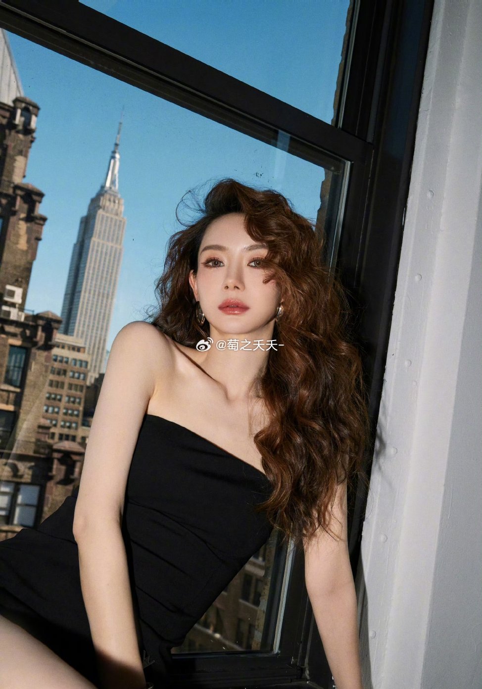戚薇也把自己的脸授权给Ai了，不仅如此连声音也授权了。这部名为《末日盛夏》的漫剧