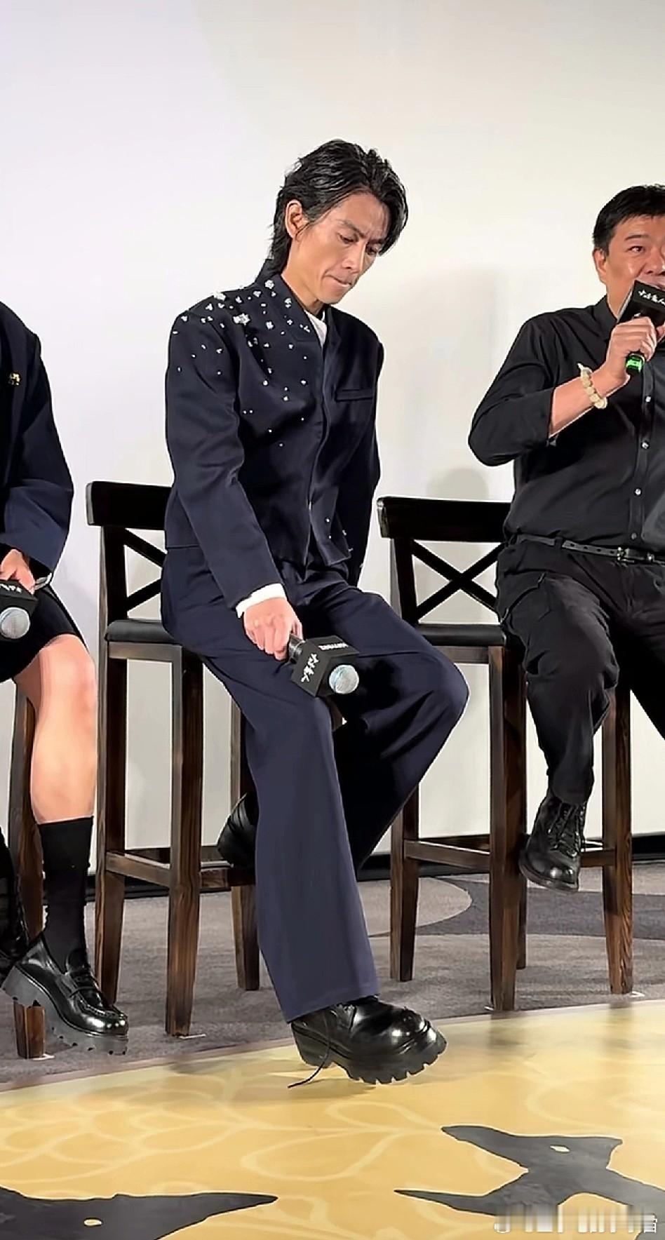 第一眼，黄子华，再仔细看，是瘦下来的陈晓，果然人一瘦就显老，脸上胶原蛋白流失严重