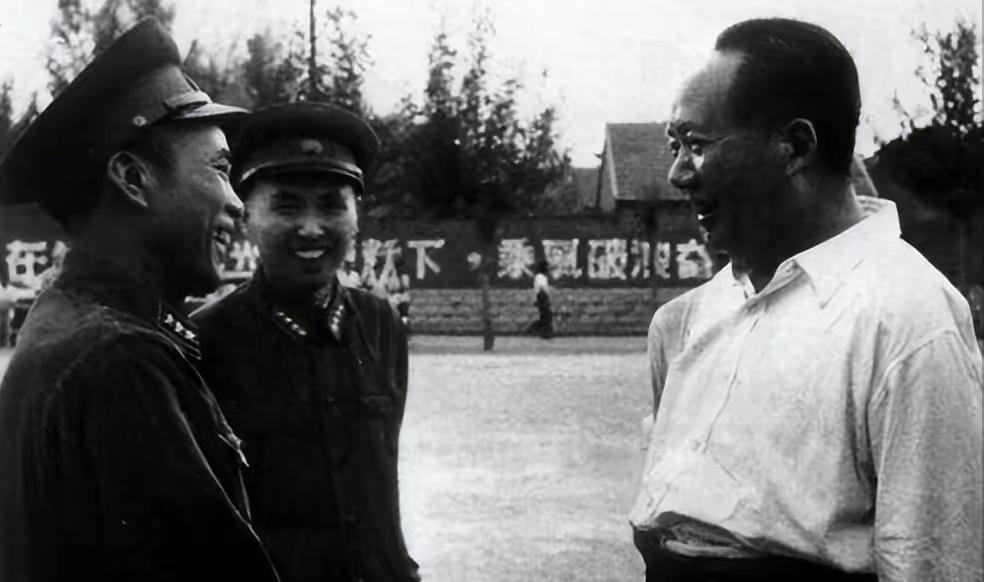 1958年，毛主席视察山东时点名要见曾经的警卫员陈昌奉。两人见面后，主席打趣地说