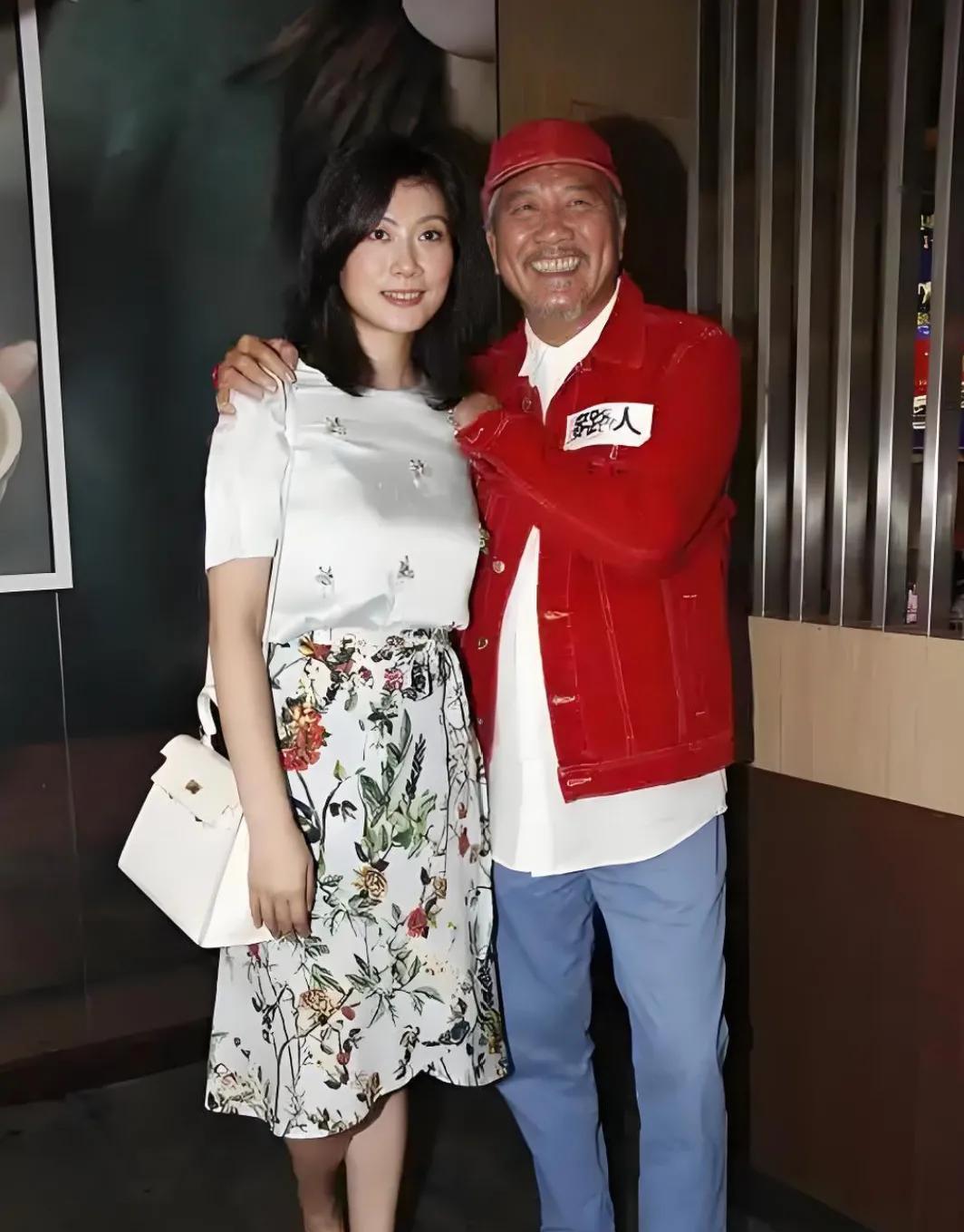 如果让万梓良的前妻恬妞看了这张照片，她会不会一时思绪万千，感慨太多！没想到万梓良