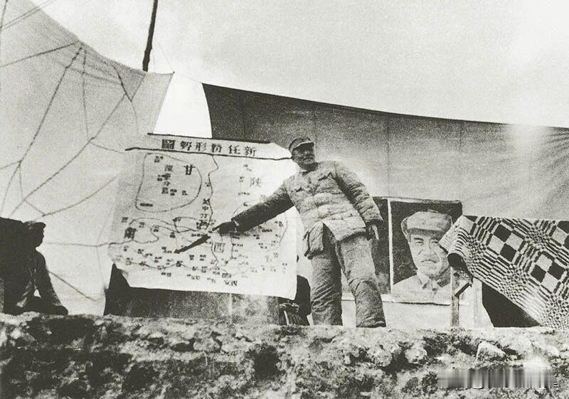 1949年7月，兰州战役前夕，彭德怀给部队讲解形势和任务的场景。彭德怀的讲解，没