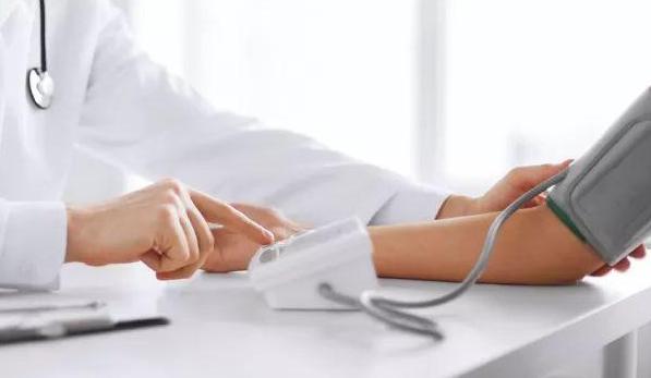 量血压时能不能说话，四个小动作让血压值偏高 不少家庭都有过这种时刻：早晨刚醒