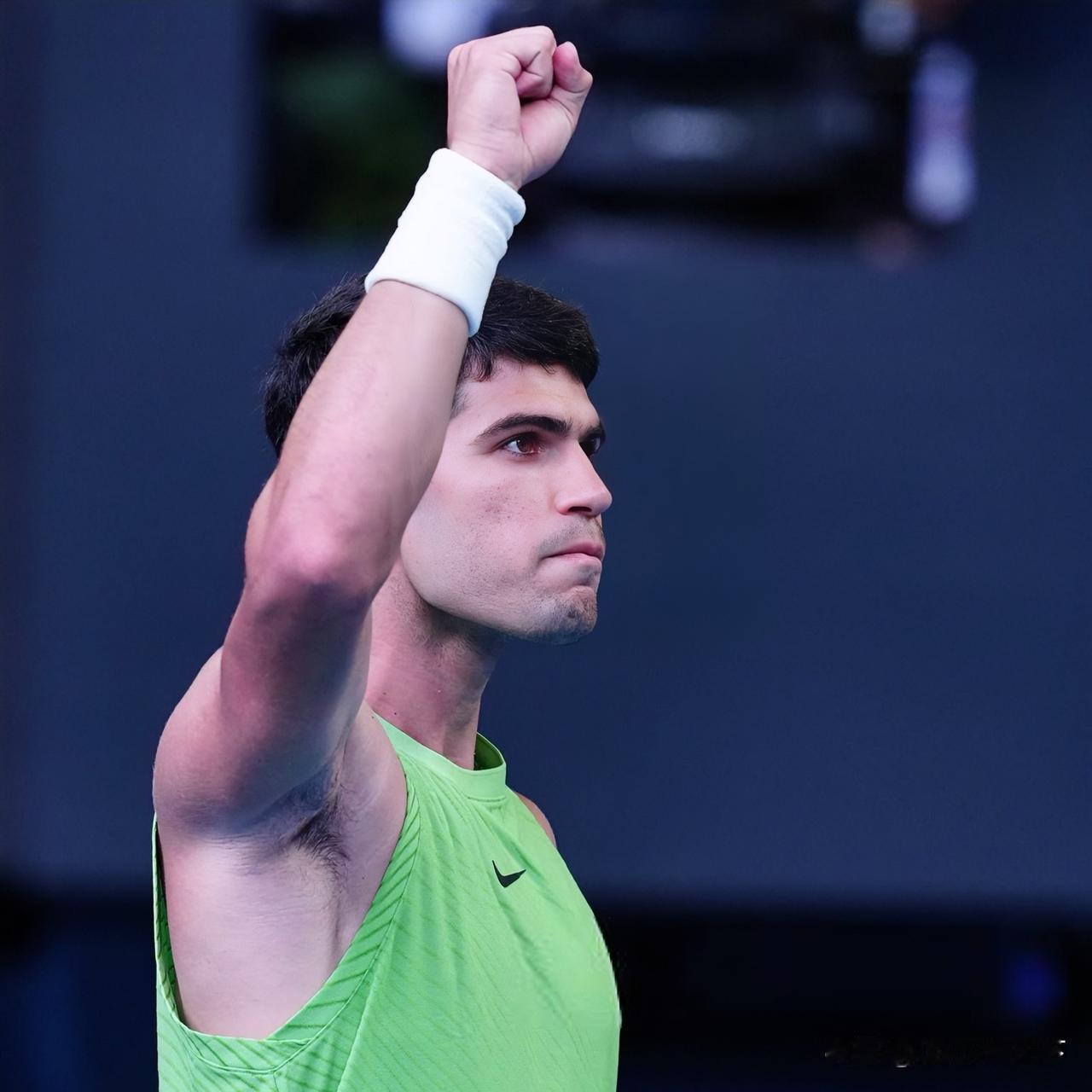 恭喜阿尔卡拉斯3:2艰难战胜兹韦列夫，率先晋级澳网决赛，一场五个半小时的比赛，没