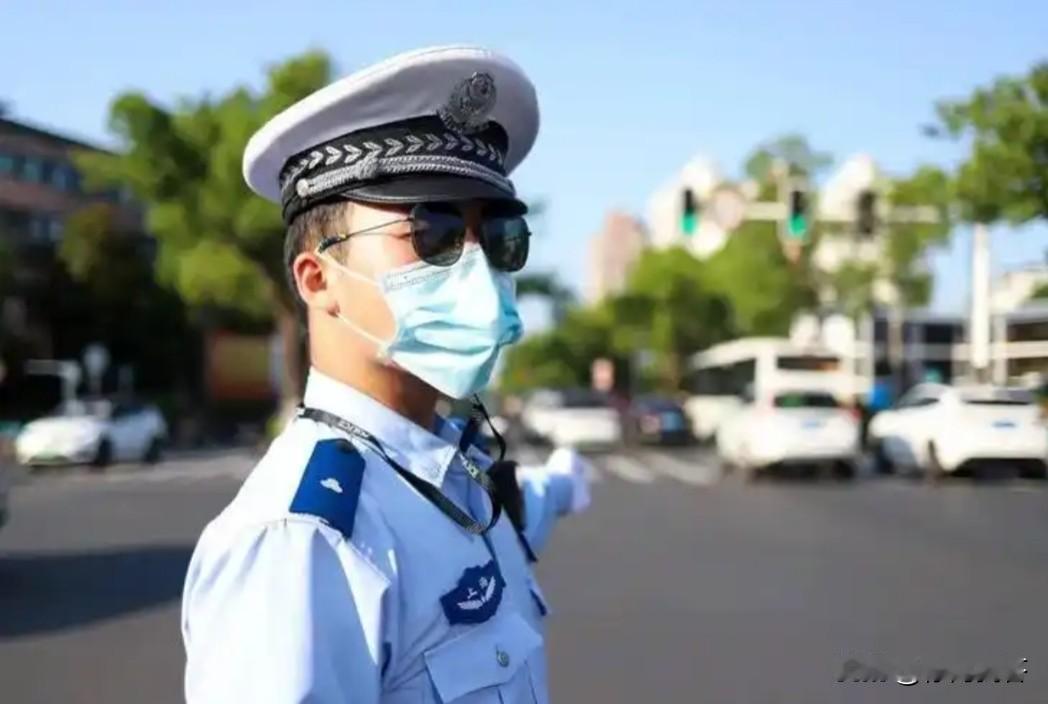 请问：辅警是警察还是警务辅助人员？答案：辅警当然是警务辅助人员，因为辅警是公