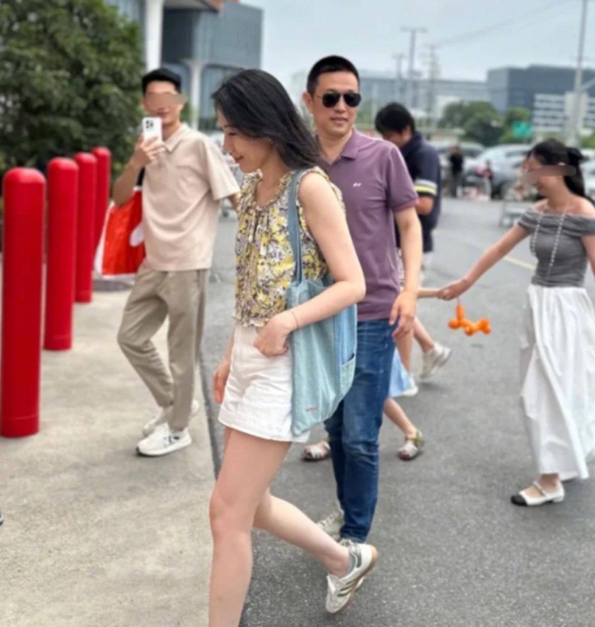 蔚来汽车李斌创始人与爱妻王屹芝逛超市被偶遇两人身穿休闲装，低调日常推着购物车采购