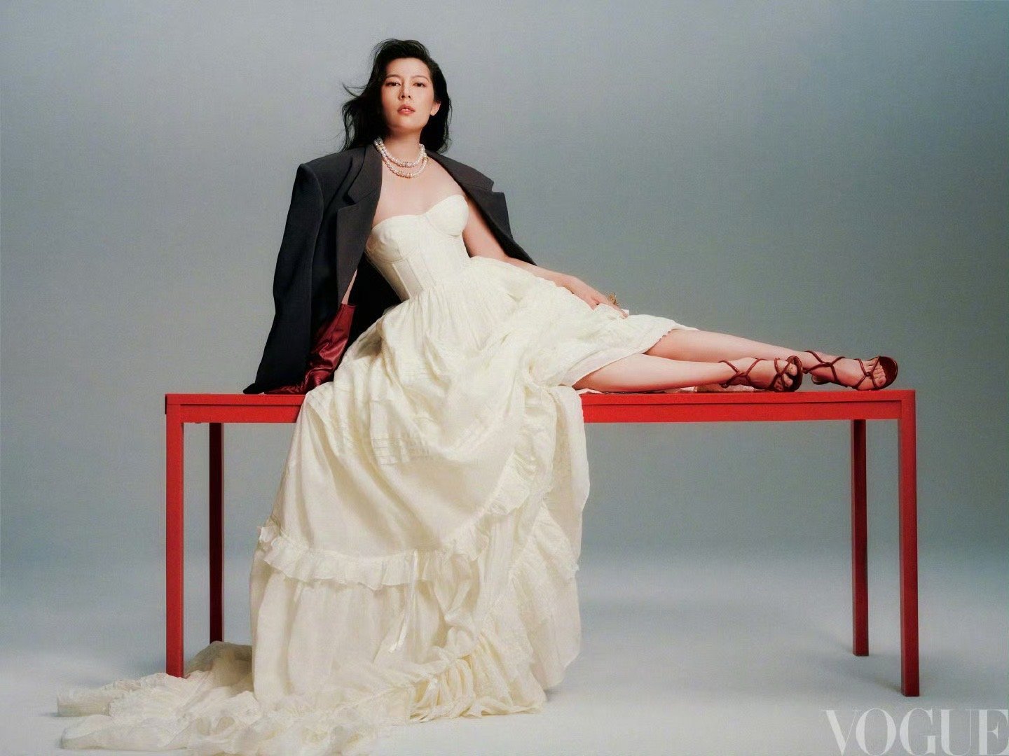 唐香玉真上桌了从脱口秀舞台到《VOGUE》，这波亮相够亮眼！​​​