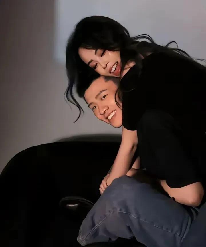 王岚嵚晒与女友合照！今天才知道原来王岚嵚也有女朋友啊，两人身穿黑色短袖，看起来