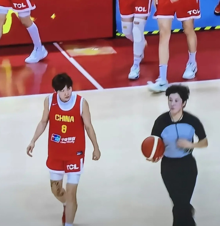 女蓝热身赛今晚终于赢了奥大利亚4分，当到第4节快结束时中国队第一次领先1分时，中