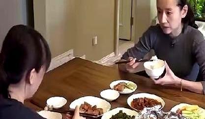 躲过了岁月，却没躲过梅婷。董洁输在哪？一个45岁的女人，骨相撑着，身形绷着，