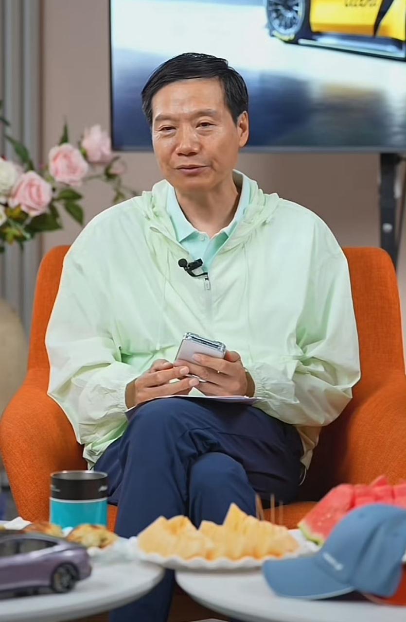 雷军好憔悴啊！一个人身上有光芒的时候，怎么看都好看，怎么做都对；而一旦失去了这些